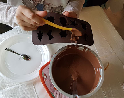 SHOSHON-CEL-MAI-DULCE-COPIL-CARE-MANANCA-CIOCOLATA-LA-SHOSHON